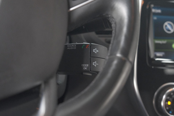 Renault Captur TCe 120 EDC Intens | Trekhaak | Camera | Navigatie | Parkeersensoren