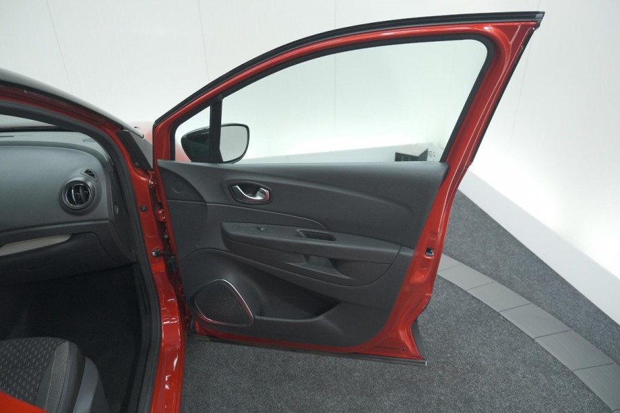 Renault Captur TCe 120 EDC Intens | Trekhaak | Camera | Navigatie | Parkeersensoren