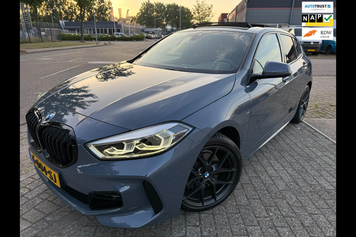 BMW 1-serie 118i M-Edition M-VELGEN PANO ALCANTARA CARPLAY NAP HISTORIE BMW 1-serie 118i M-Edition M-VELGEN PANO ALCANTARA CARPLAY NAP HISTORIE