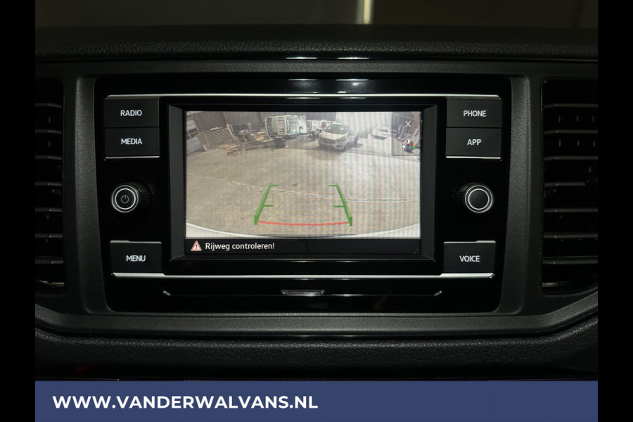 Volkswagen Crafter 2.0 TDI 141pk L3H2 (oude L2H1) Euro6 Airco | Camera | Bijrijdersbank | Apple carplay Android auto, stoelverwarming, 3000kg trekvermogen