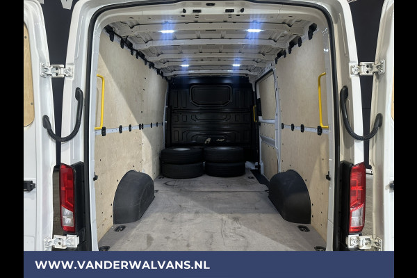 Volkswagen Crafter 2.0 TDI 141pk L3H2 (oude L2H1) Euro6 Airco | Camera | Bijrijdersbank | Apple carplay Android auto, stoelverwarming, 3000kg trekvermogen