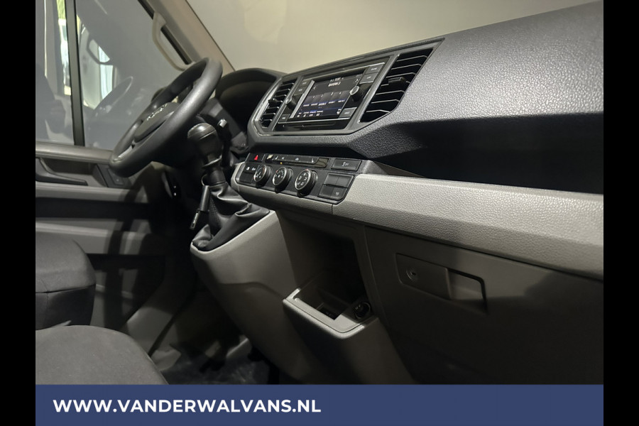 Volkswagen Crafter 2.0 TDI 141pk L3H2 (oude L2H1) Euro6 Airco | Camera | Bijrijdersbank | Apple carplay Android auto, stoelverwarming, 3000kg trekvermogen