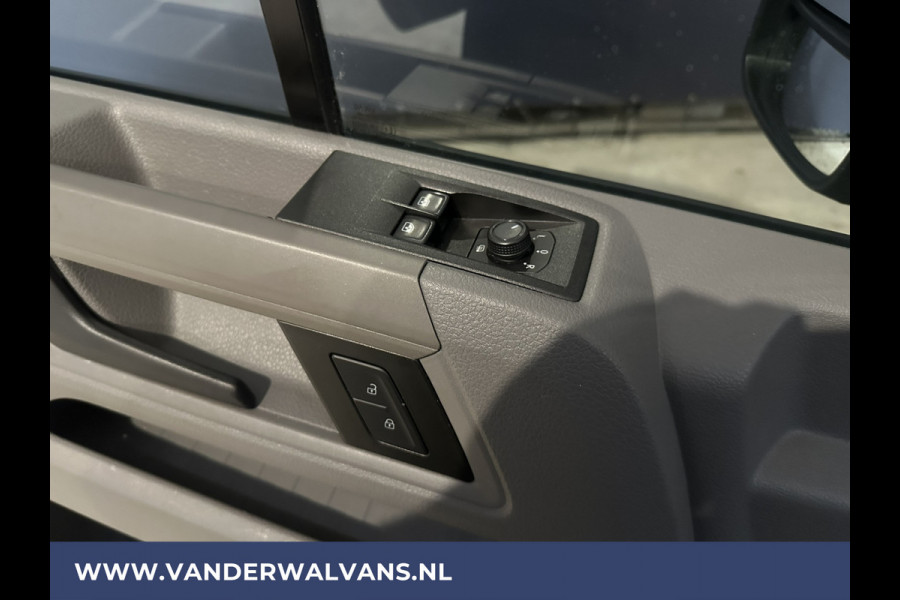 Volkswagen Crafter 2.0 TDI 141pk L3H2 (oude L2H1) Euro6 Airco | Camera | Bijrijdersbank | Apple carplay Android auto, stoelverwarming, 3000kg trekvermogen