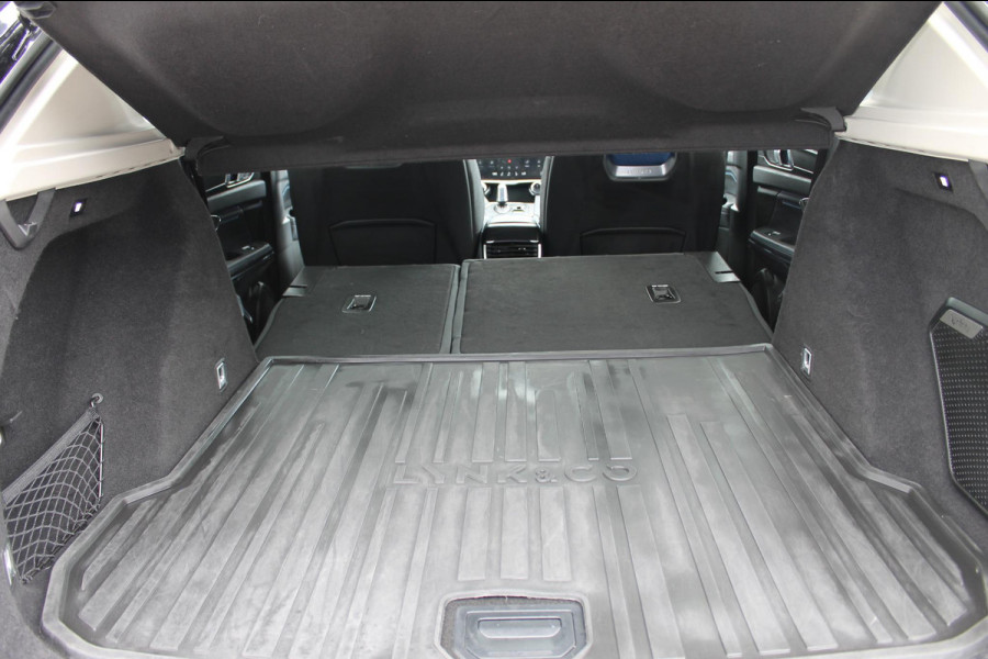 Lynk & Co 01 261PK Automaat Adaptieve Cruise Control / Elektrisch verstelbare voorstoelen / BLIS / Stoelverwarming / Climate Control / Parkeersensoren met 360 gradencamera / Regensensor