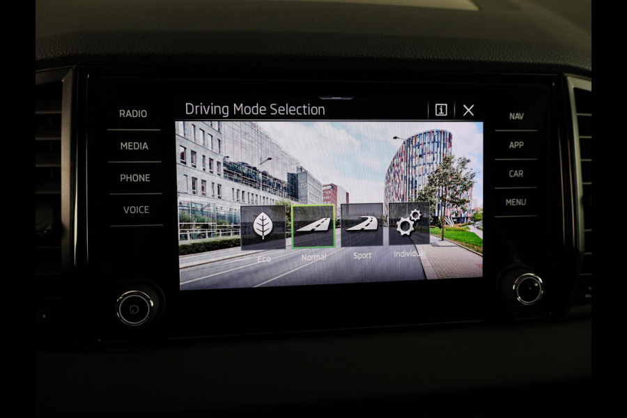 Škoda Karoq 1.5 TSI ACT Sportline Business 150 pk Automaat (DSG) | Verlengde garantie | Navigatie | Panoramadak | Parkeersensoren | Achteruitrijcamera | Adaptieve cruise control |