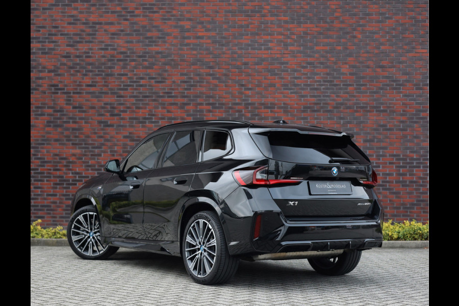 BMW X1 30e xDrive | Pano - HUD - Trekhaak