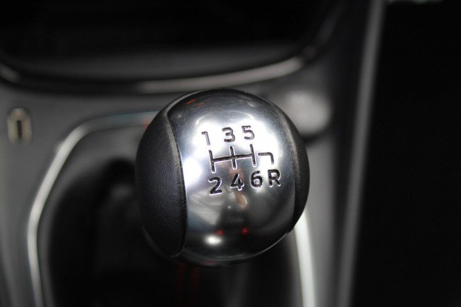 Ford Puma 1.0-125pk EcoBoost Mild-Hybrid ST-Line. Fabrieksgarantie t/m 16-01-2028 ! Autm. airco, navigatie, telefoonvoorb., stoel-, stuur- en voorraamverwarming, camera, parkeersensoren v+a, parkeer assistent, adaptieve cruise control, side- en lane assist etc.