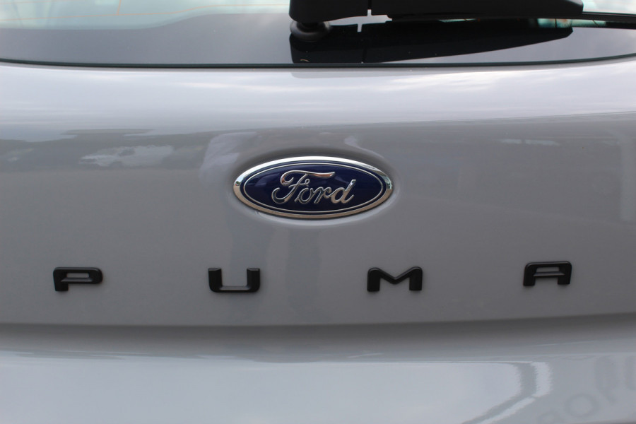 Ford Puma 1.0-125pk EcoBoost Mild-Hybrid ST-Line. Fabrieksgarantie t/m 16-01-2028 ! Autm. airco, navigatie, telefoonvoorb., stoel-, stuur- en voorraamverwarming, camera, parkeersensoren v+a, parkeer assistent, adaptieve cruise control, side- en lane assist etc.