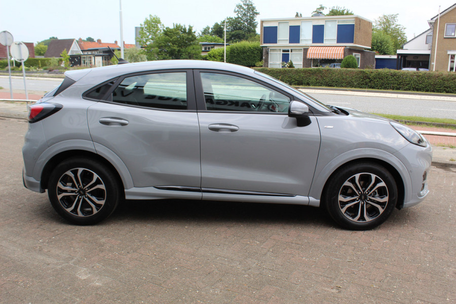 Ford Puma 1.0-125pk EcoBoost Mild-Hybrid ST-Line. Fabrieksgarantie t/m 16-01-2028 ! Autm. airco, navigatie, telefoonvoorb., stoel-, stuur- en voorraamverwarming, camera, parkeersensoren v+a, parkeer assistent, adaptieve cruise control, side- en lane assist etc.