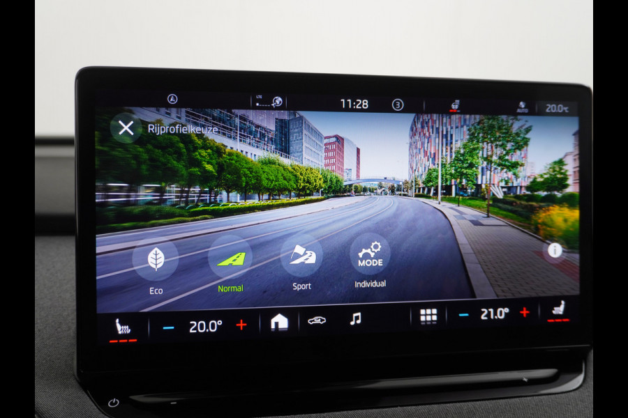 Škoda ENYAQ iV 60 Navi Ecc Adaptive-Cruise Camera Apple Carplay Android Keyless Led Pdc DabBusiness Edition Plus Stoelverwarming Bluetooth Dodehoek detector Draadloze tel.lader Rijstrooksensor Regen-Lichtsensor Origineel Nederlandse 1e Eigenaar Auto nieuwprijs €51.910,-