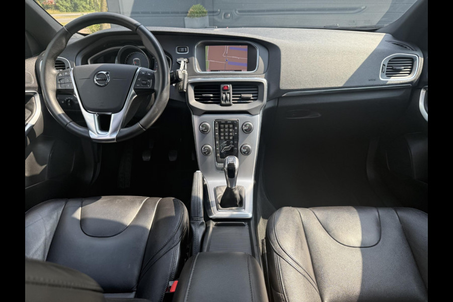 Volvo V40 2.0 T2 Nordic+ Dealer Onderhouden,Pano,Leder,Navi,Camera,Pdc,Stoelverw,123pk,Clima,Cruise,Lm velgen,N.A.P,6 Bak,Apk tot 06-2026