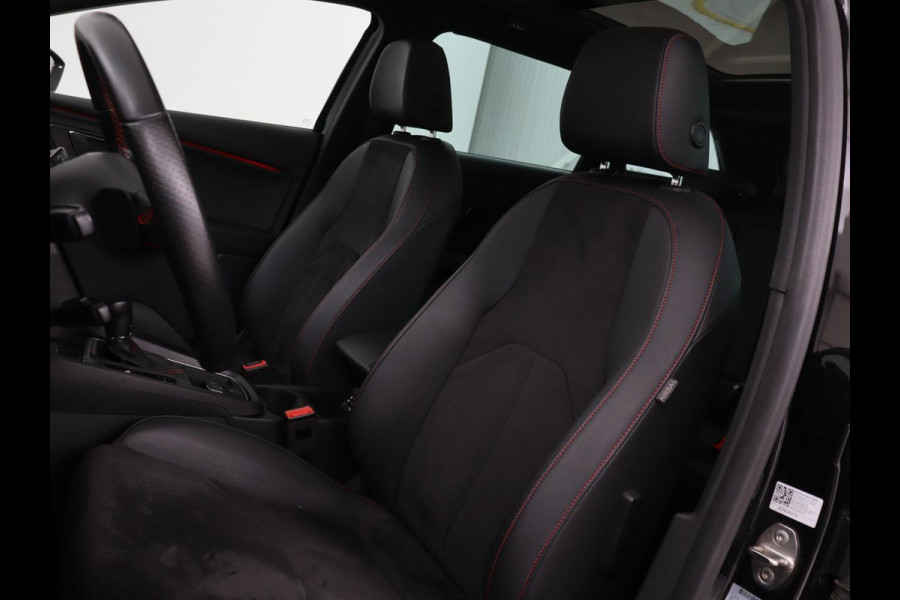 Seat Leon 1.5 TSI FR Ultimate Edition Black | Panoramadak | Stoelverwarming | Adaptive cruise | Beats Audio | Sfeerverlichting | Carplay | Leder/Alcantara | Full LED | Virtual Cockpit | Keyless | Navigatie