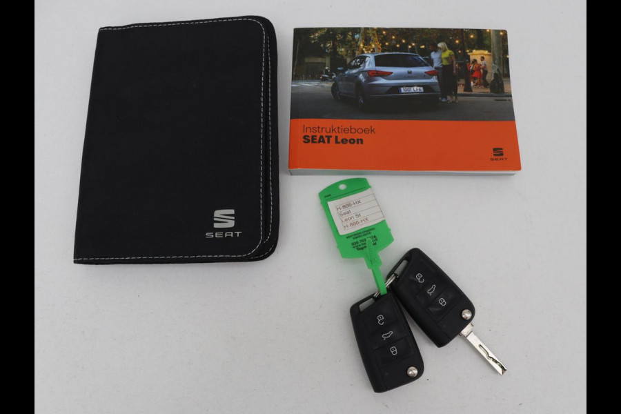 Seat Leon 1.5 TSI FR Ultimate Edition Black | Panoramadak | Stoelverwarming | Adaptive cruise | Beats Audio | Sfeerverlichting | Carplay | Leder/Alcantara | Full LED | Virtual Cockpit | Keyless | Navigatie