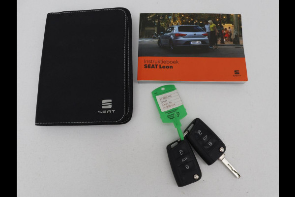 Seat Leon 1.5 TSI FR Ultimate Edition Black | Panoramadak | Stoelverwarming | Adaptive cruise | Beats Audio | Sfeerverlichting | Carplay | Leder/Alcantara | Full LED | Virtual Cockpit | Keyless | Navigatie