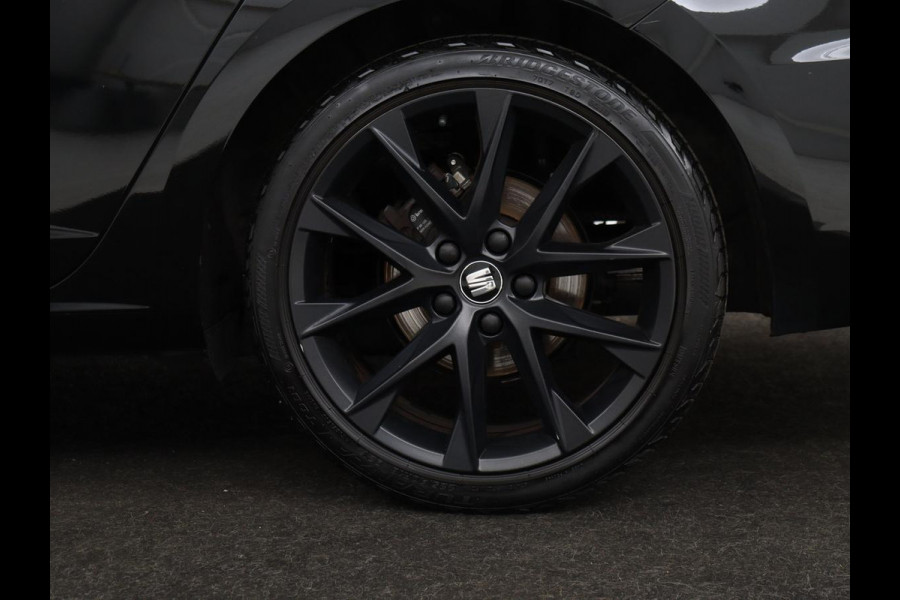 Seat Leon 1.5 TSI FR Ultimate Edition Black | Panoramadak | Stoelverwarming | Adaptive cruise | Beats Audio | Sfeerverlichting | Carplay | Leder/Alcantara | Full LED | Virtual Cockpit | Keyless | Navigatie