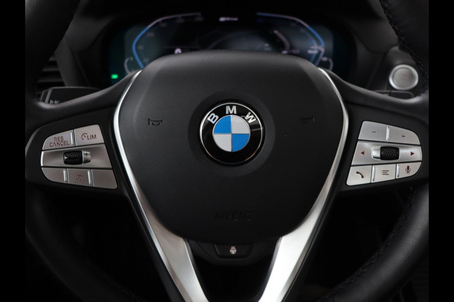 BMW X3 xDrive30e High Executive | X Line | Panoramadak | Stoel & stuurverwarming | Carplay | Sportstoelen | Half leder | Live Cockpit | Full LED | Camera