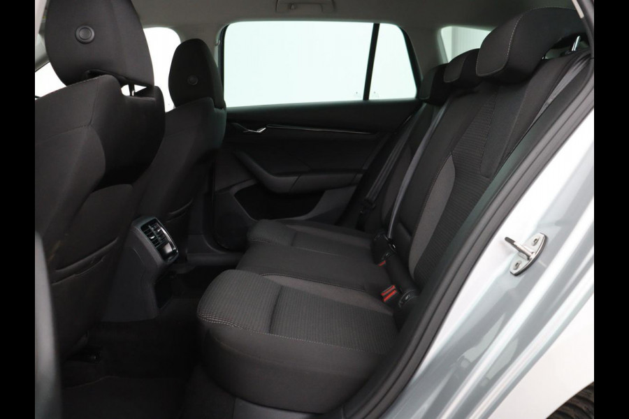 Škoda Octavia 1.0 TSI Business Edition | Carplay | Sfeerverlichting | Full LED | Navigatie | Parkeerhulp | Climate control | DAB | Cruise control