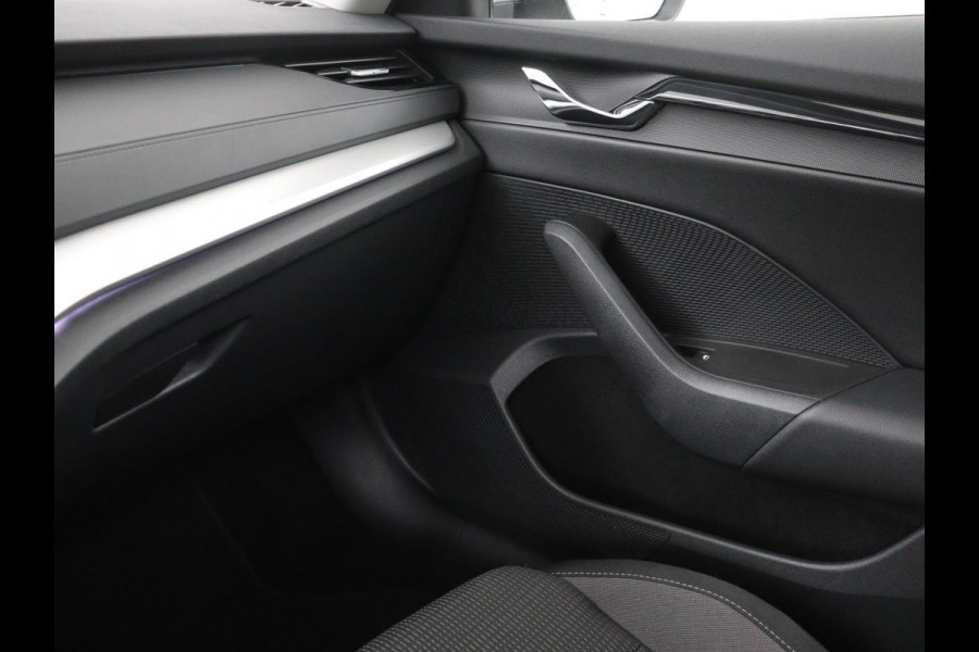 Škoda Octavia 1.0 TSI Business Edition | Carplay | Sfeerverlichting | Full LED | Navigatie | Parkeerhulp | Climate control | DAB | Cruise control
