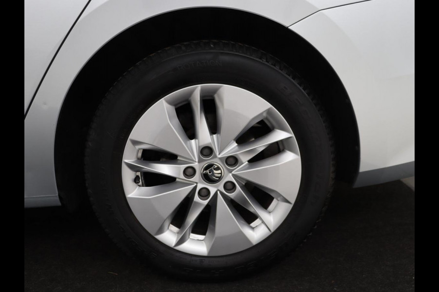 Škoda Octavia 1.0 TSI Business Edition | Carplay | Sfeerverlichting | Full LED | Navigatie | Parkeerhulp | Climate control | DAB | Cruise control