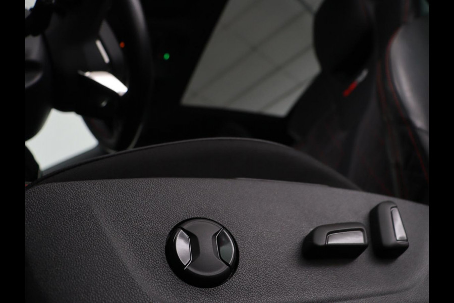 Škoda Octavia 1.4 TSI RS iV PHEV Business | Panoramadak | Leder/Alcantara | Adaptive cruise | Massage | Camera | Side Assist | Matrix LED | Carplay | Memory | Navigatie