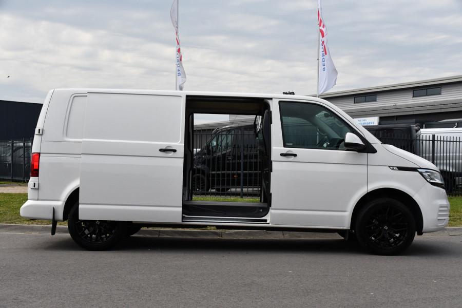 Volkswagen Transporter 2.0 TDI L2H1 30 PB Edition Cruise, Carplay, 150PK, Automaat, Sensoren, LED, PDC, 2 x Schuifdeur, Trekhaak, UNIEK!