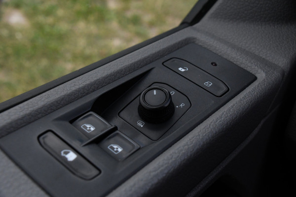 Volkswagen Transporter 2.0 TDI L2H1 30 PB Edition Cruise, Carplay, 150PK, Automaat, Sensoren, LED, PDC, 2 x Schuifdeur, Trekhaak, UNIEK!