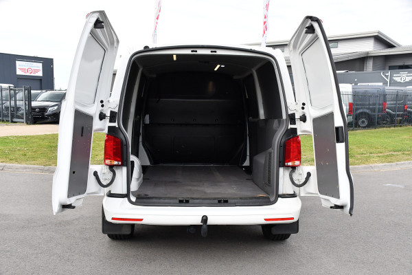 Volkswagen Transporter 2.0 TDI L2H1 30 PB Edition Cruise, Carplay, 150PK, Automaat, Sensoren, LED, PDC, 2 x Schuifdeur, Trekhaak, UNIEK!