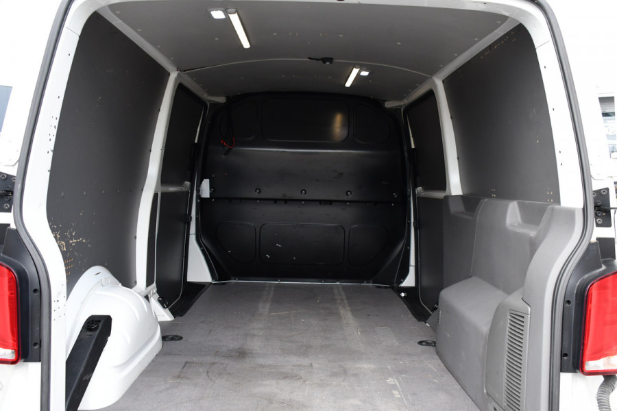 Volkswagen Transporter 2.0 TDI L2H1 30 PB Edition Cruise, Carplay, 150PK, Automaat, Sensoren, LED, PDC, 2 x Schuifdeur, Trekhaak, UNIEK!