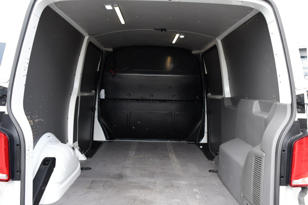 Volkswagen Transporter 2.0 TDI L2H1 30 PB Edition Cruise, Carplay, 150PK, Automaat, Sensoren, LED, PDC, 2 x Schuifdeur, Trekhaak, UNIEK!