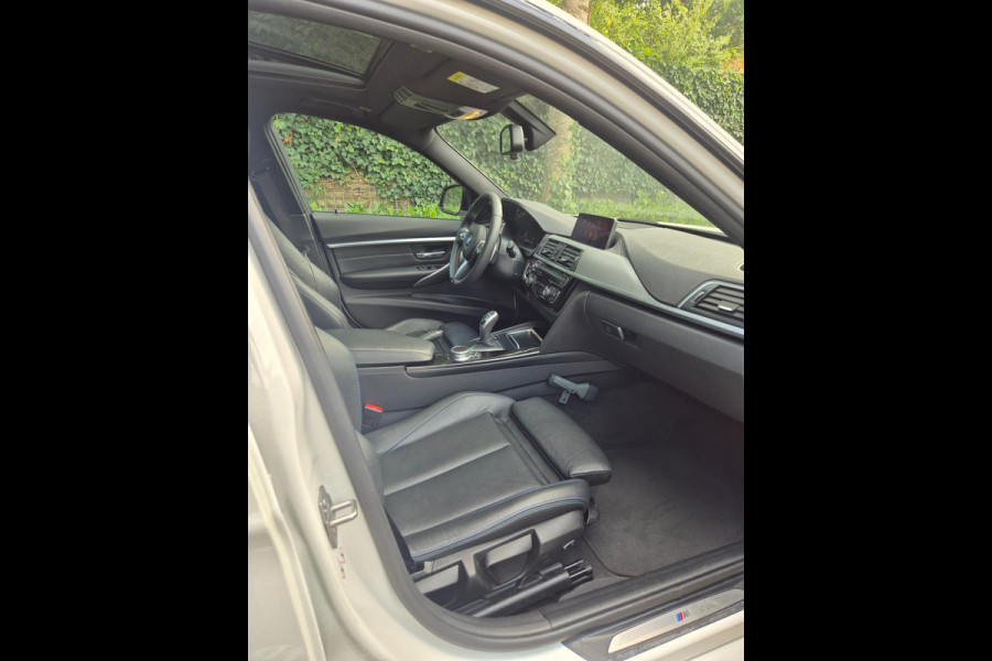 BMW 3 Serie Touring 320i F31 M Sport Shadow EX Dig. Dash 6WB Panorama Apple CarPlay NAP 2e-Eig