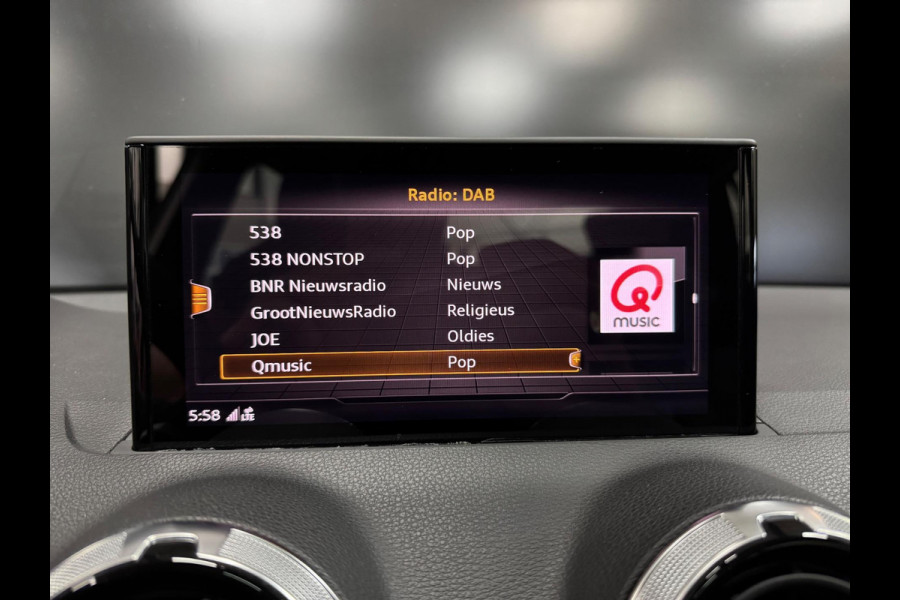 Audi Q2 35 TFSI S-Line, Pano, Apple Carplay, Camera, Cruise, Clima, 19" Velgen, Dealer Onderhouden