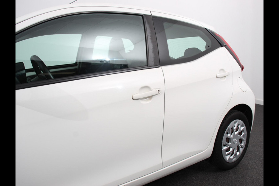 Toyota Aygo 1.0 VVT-i x-play Automaat | Camera | Scherm | Airco | 5 deurs