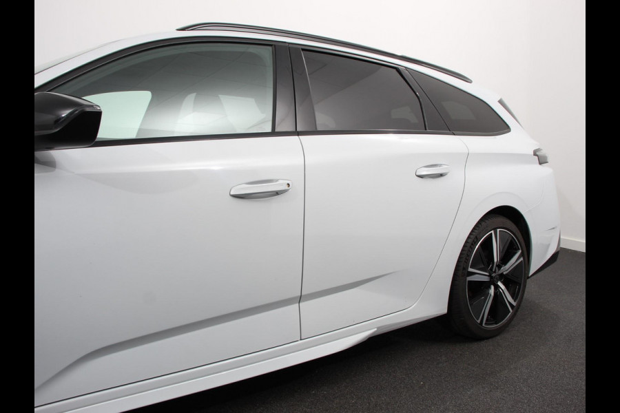 Peugeot 308 1.2 PureTech GT Climate control Adaptive cruise control Parkeersensoren Achteruitrijcamera Navigatie DEMO Voorstoelen verwarmd LED Apple Carplay/ Android Auto