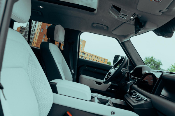 Land Rover Defender 110 P300e X-Dynamic HSE | Urban WideTrack | Quicksilver | Eiger Grey Satin |