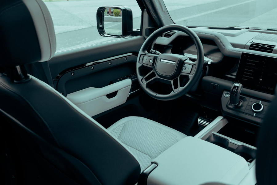 Land Rover Defender 110 P300e X-Dynamic HSE | Urban WideTrack | Quicksilver | Eiger Grey Satin |