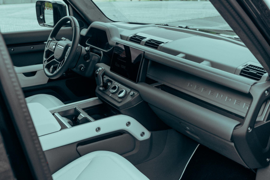 Land Rover Defender 110 P300e X-Dynamic HSE | Urban WideTrack | Quicksilver | Eiger Grey Satin |