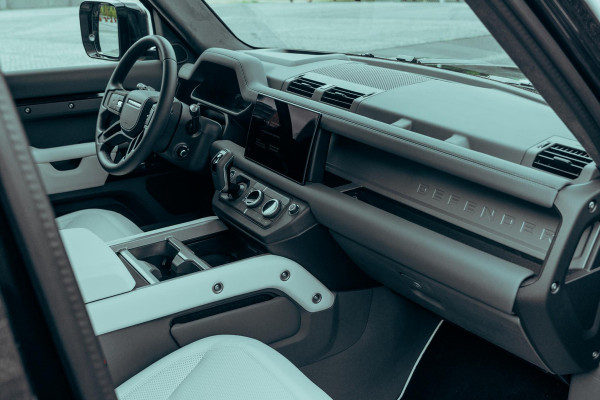 Land Rover Defender 110 P300e X-Dynamic HSE | Urban WideTrack | Quicksilver | Eiger Grey Satin |
