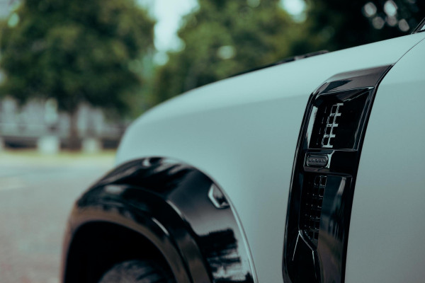 Land Rover Defender 110 P300e X-Dynamic HSE | Urban WideTrack | Quicksilver | Eiger Grey Satin |