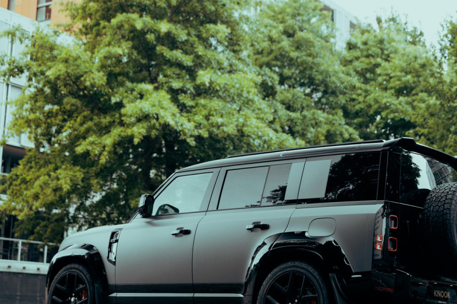 Land Rover Defender 110 P300e X-Dynamic HSE | Urban WideTrack | Quicksilver | Eiger Grey Satin |