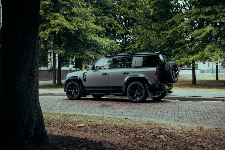 Land Rover Defender 110 P300e X-Dynamic HSE | Urban WideTrack | Quicksilver | Eiger Grey Satin |