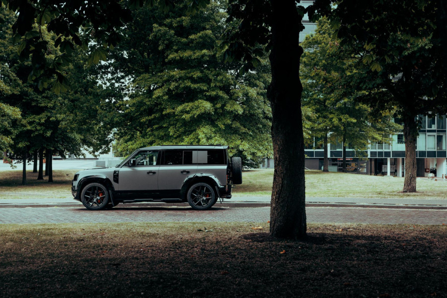 Land Rover Defender 110 P300e X-Dynamic HSE | Urban WideTrack | Quicksilver | Eiger Grey Satin |