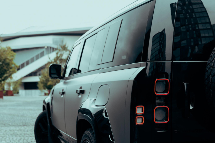 Land Rover Defender 110 P300e X-Dynamic HSE | Urban WideTrack | Quicksilver | Eiger Grey Satin |
