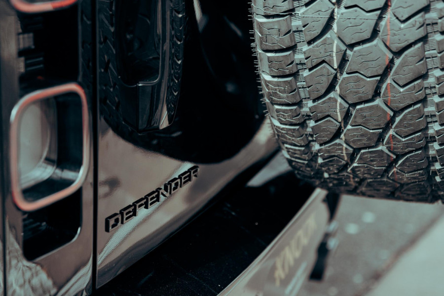Land Rover Defender 110 P300e X-Dynamic HSE | Urban WideTrack | Quicksilver | Eiger Grey Satin |