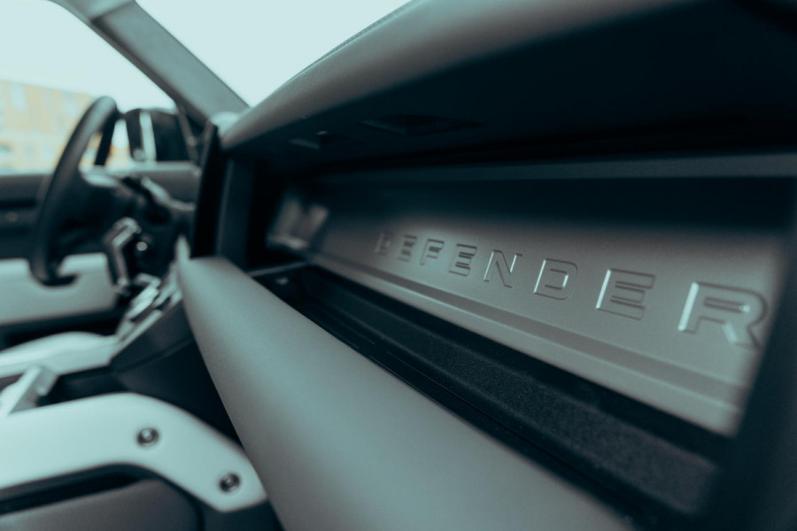 Land Rover Defender 110 P300e X-Dynamic HSE | Urban WideTrack | Quicksilver | Eiger Grey Satin |