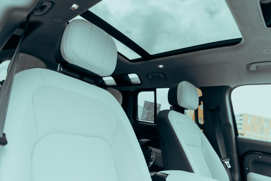 Land Rover Defender 110 P300e X-Dynamic HSE | Urban WideTrack | Quicksilver | Eiger Grey Satin |