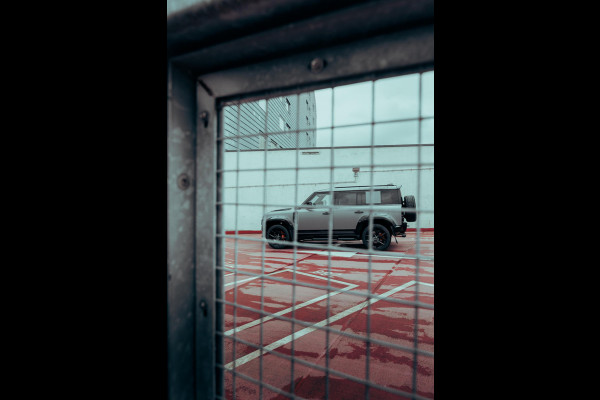 Land Rover Defender 110 P300e X-Dynamic HSE | Urban WideTrack | Quicksilver | Eiger Grey Satin |