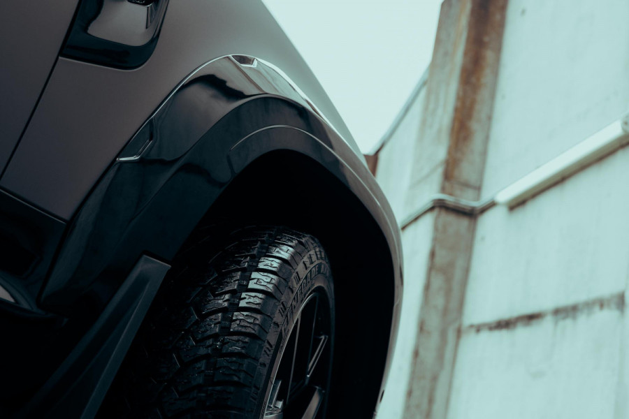 Land Rover Defender 110 P300e X-Dynamic HSE | Urban WideTrack | Quicksilver | Eiger Grey Satin |