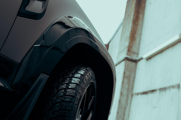 Land Rover Defender 110 P300e X-Dynamic HSE | Urban WideTrack | Quicksilver | Eiger Grey Satin |
