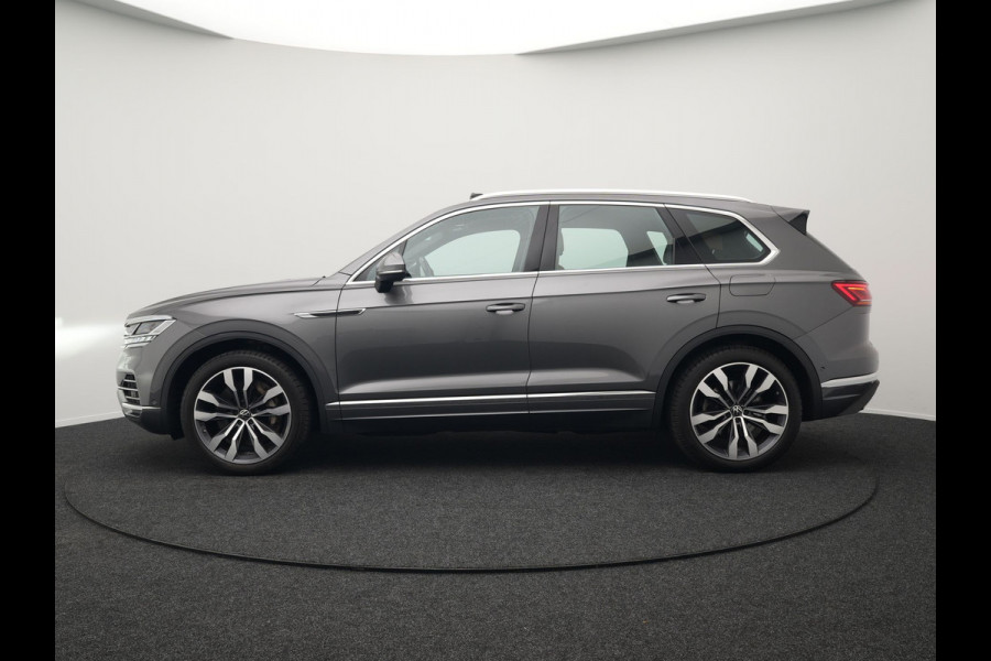 Volkswagen Touareg 3.0 TSi eHybrid 4MOTION Elegance Plug In Hybrid 381pk PHEV | Panodak | Trekhaak af Fabriek | Luchtvering | Adaptive Cruise |  Nachtzicht | Lederen Comfortzetels Massage & Memory | Head Up | 21"L.M  | Dynaudio | Sfeerverlichting |