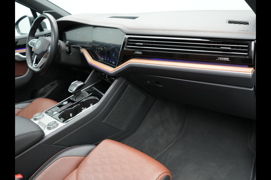 Volkswagen Touareg 3.0 TSi eHybrid 4MOTION Elegance Plug In Hybrid 381pk PHEV | Panodak | Trekhaak af Fabriek | Luchtvering | Adaptive Cruise |  Nachtzicht | Lederen Comfortzetels Massage & Memory | Head Up | 21"L.M  | Dynaudio | Sfeerverlichting |